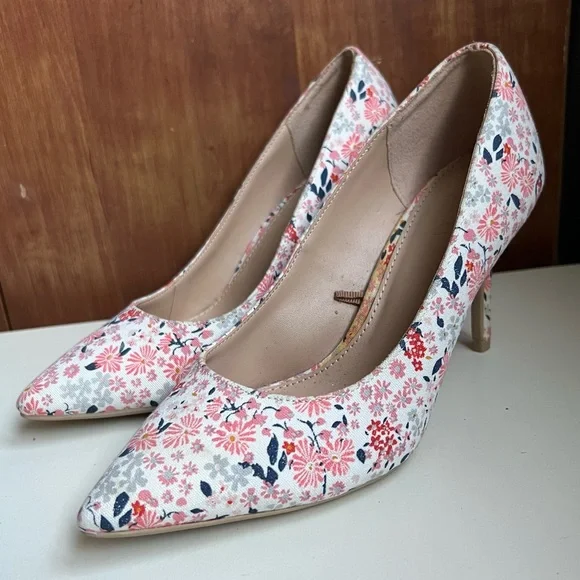 Old Navy Shoes Old Navy Pointed Toe Floral Print Heels Poshmark - Main Image